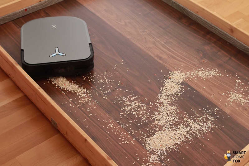 Der ECOVACS DEEBOT X2 OMNI reingt im Saugtest auf einem Laminatboden.